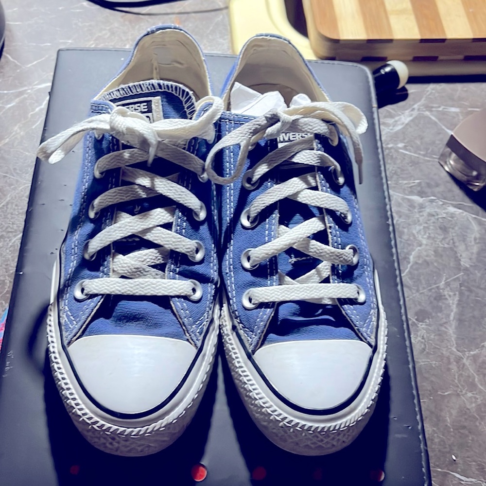 Converse women’s size 6 men’s size 4